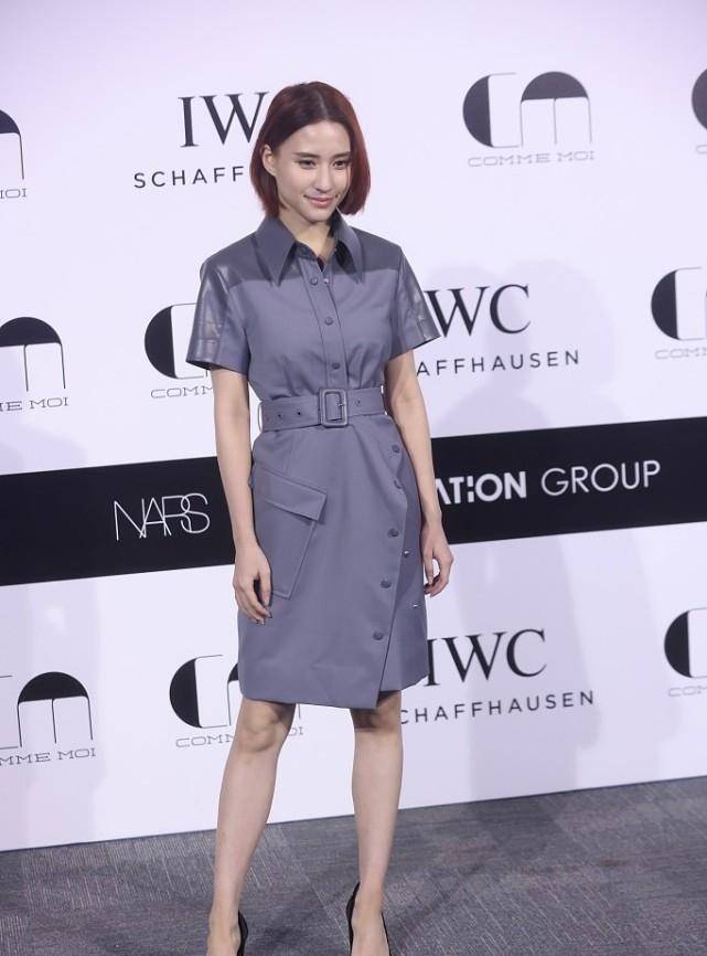 女生 何超莲身上有富贵感，穿灰色连衣裙成熟大方，褪去小女孩的稚嫩