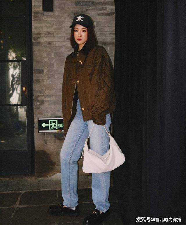 天蓝色 “阔腿裤”也会显矮显腿粗？那还不是因为你：既不会挑又不会搭！