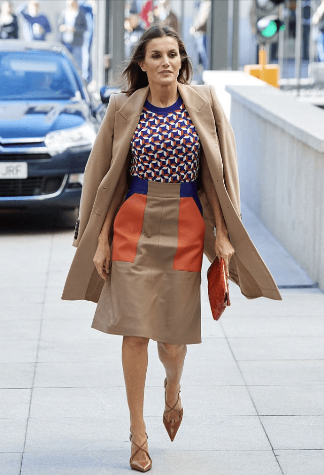 垫肩 西班牙王后果然是最美皇室,穿大衣街拍似时尚博主,49岁仍然惊艳