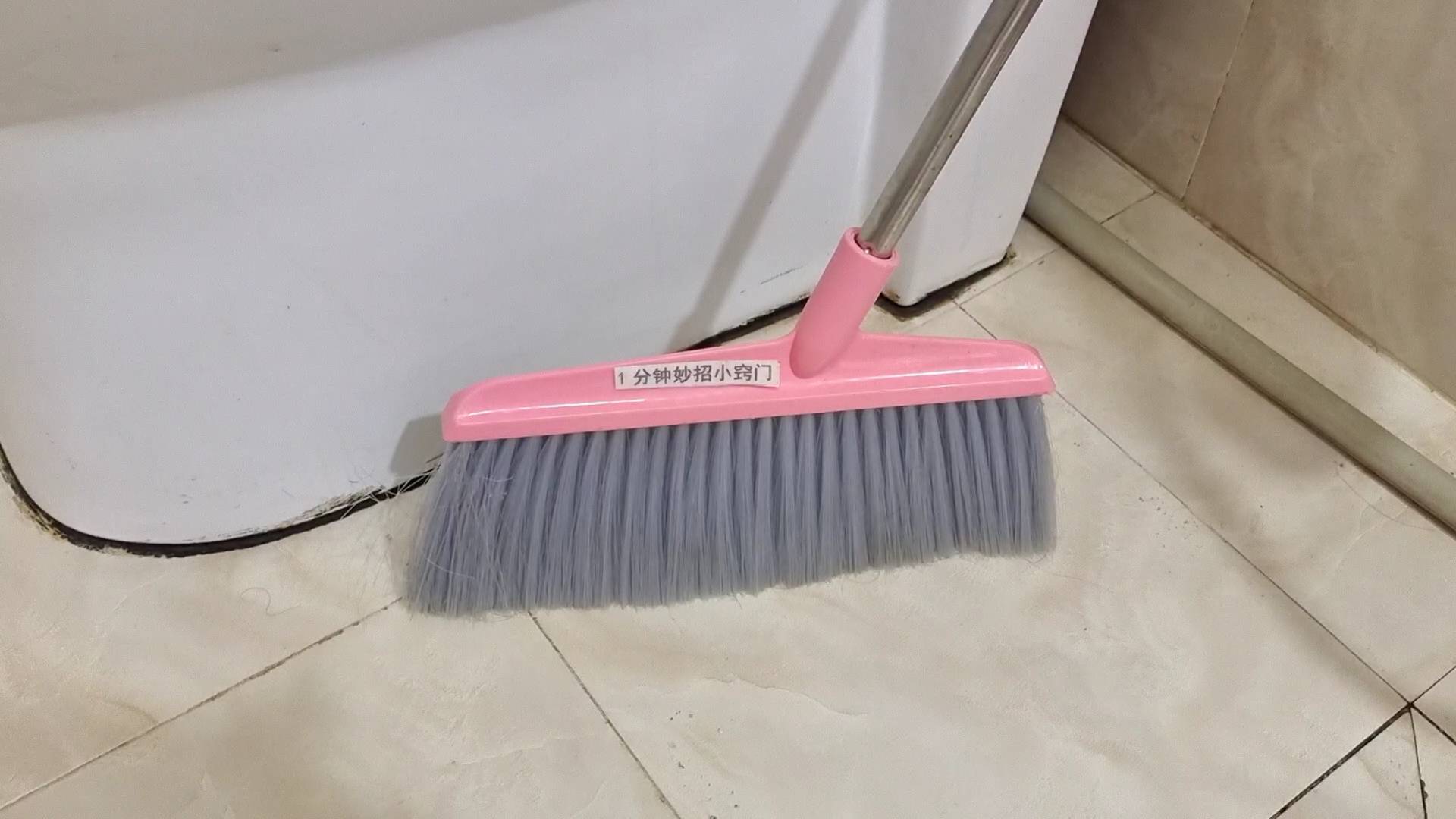 小事不论有钱没钱，牢记家里这4个位置都别放扫把，别当小事处理，快拿走