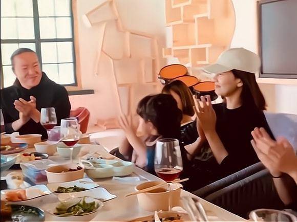 女儿 高圆圆女儿正面罕曝光！脸圆润可爱更像赵又廷，气质却与妈妈媲美