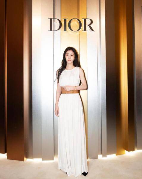 设计 张碧晨瘦成“纸片人”，穿无袖长裙都撑不满，却意外减龄显少女