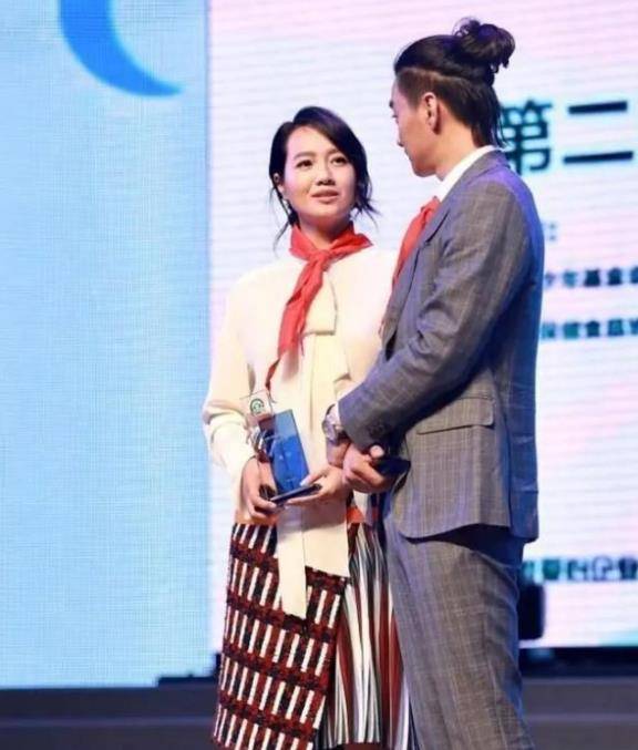 黑色 周一围和朱丹同框亮相，周一围西装造型像总裁，朱丹却有点显老气