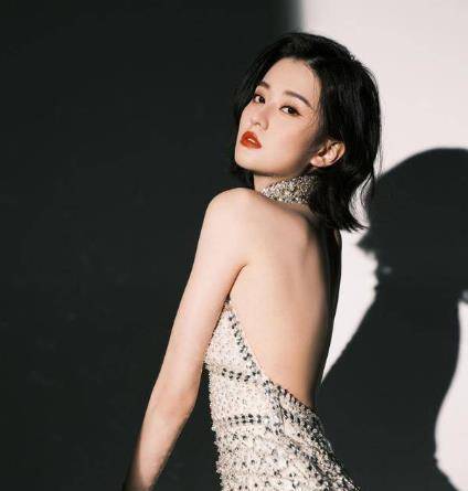身材 乔欣太性感了,一袭浅色修身长裙展现女人魅力十足