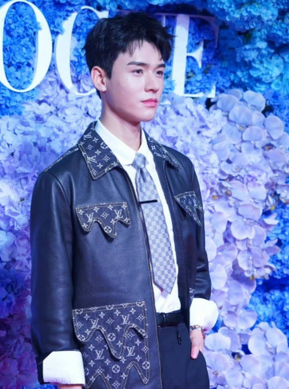 黑色 宋茜挑战网纱披肩搭抹胸裙，杨幂复古性感女郎救场，放弃压轴位置