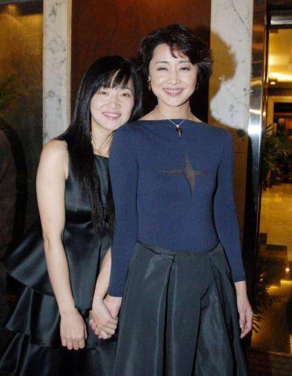 黑色 53岁刘蓓不服老,穿紧身衣走红毯,衣服中间还打个透视十字