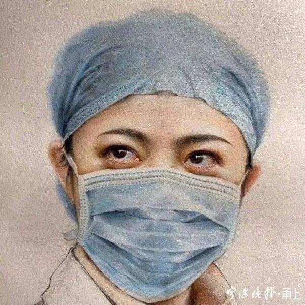 因此,她的微信头像也是自己穿着工作服,戴着护士帽的画像,时刻表明