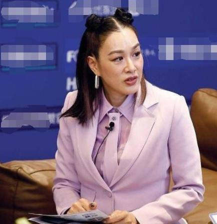 年龄段 钟丽缇尽想着怎么装少女，但脸下垂皮肤这么松弛，哪有少女这样？