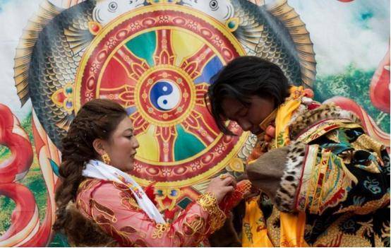 西藏新婚有一习俗，新婚夫妻当夜分房睡，网友直言：这样像话吗？