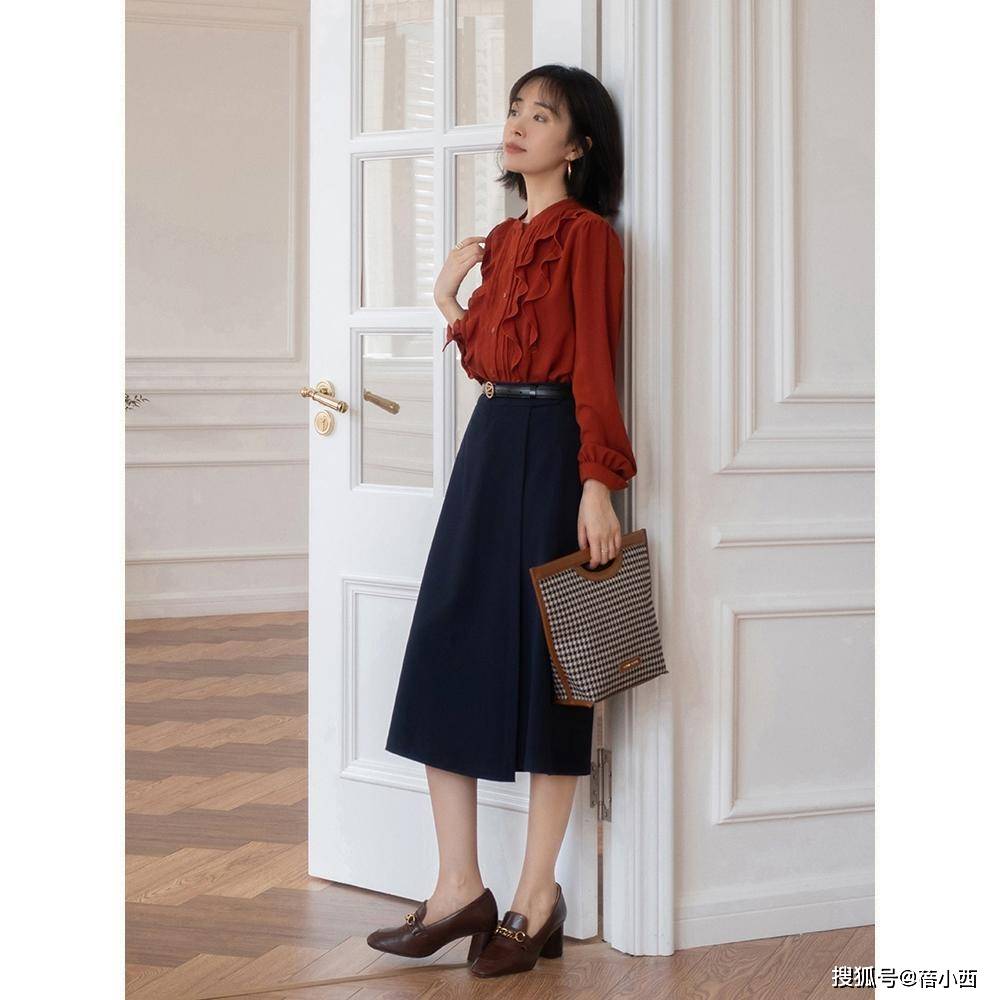 黑色 秋天穿衣色彩怎样搭配才时髦?穿搭公式“红+黑”,高级又洋气