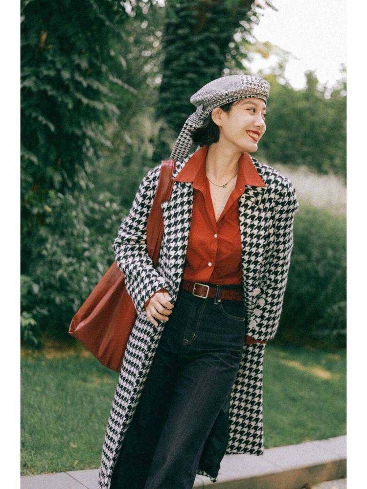 毛衣 格纹大衣的穿搭，看起来干净利索