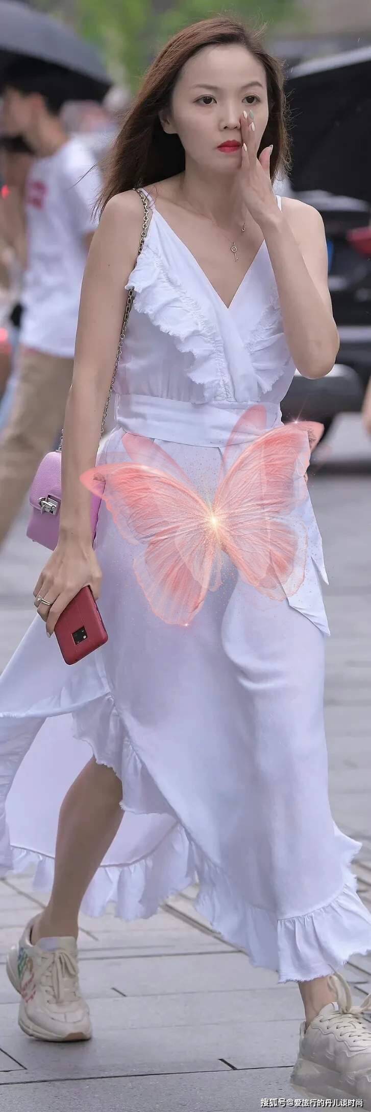 设计 小姐姐一袭白色V领吊带裙，不规则的裙摆时尚又个性