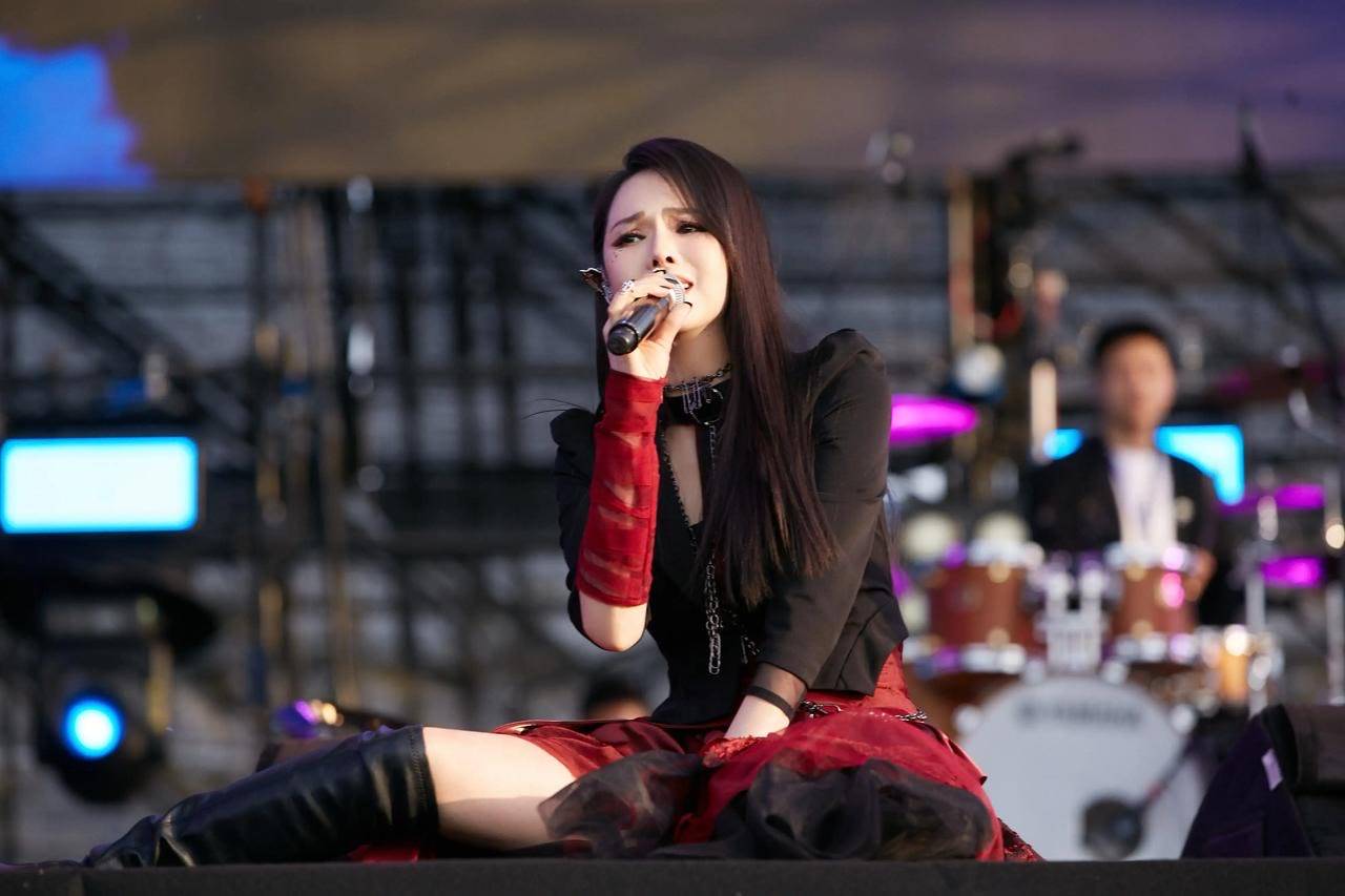 商演 伊能静商演真拼！穿公主裙身上还挂4根铁链，谁敢说是60后老阿姨