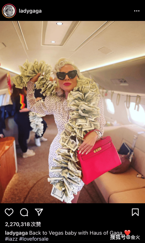 私人LadyGaga晒浮夸新造型！坐私人飞机用钱编围巾，大波浪白发太个性