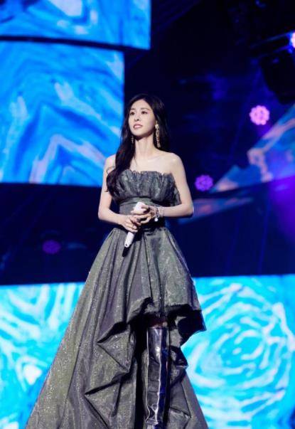 设计 张碧晨瘦成“纸片人”，穿无袖长裙都撑不满，却意外减龄显少女