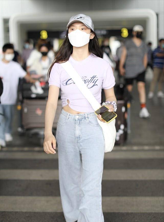 设计 被林允的美貌惊艳到了，身穿紫色挂脖珍珠裙，肉肉身材好可爱