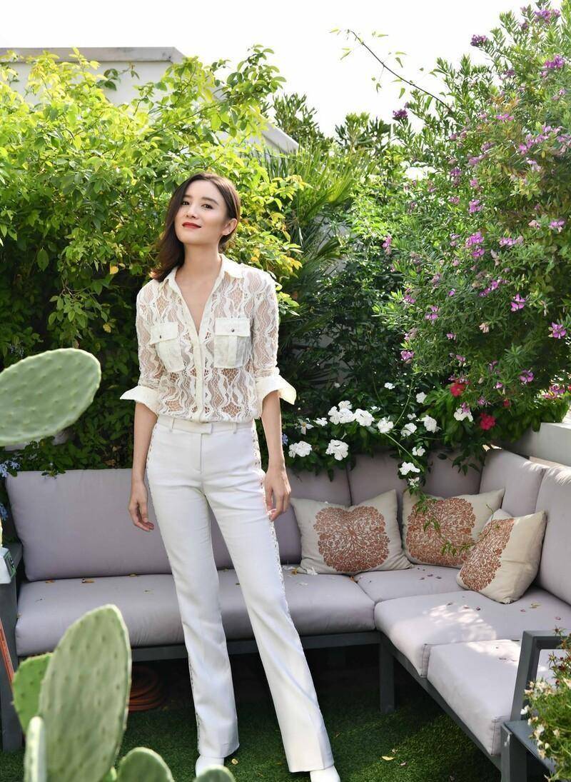 宋佳 宋佳还挺放得开的，衬衫都“漏眼”了也要穿，但是口袋位置挺关键