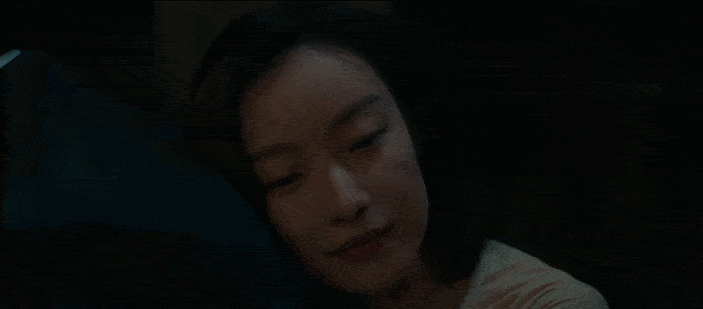 因为|倪妮新片首发预告，搭档邓伦上演“跨时空”爱恋，大街上深情拥吻