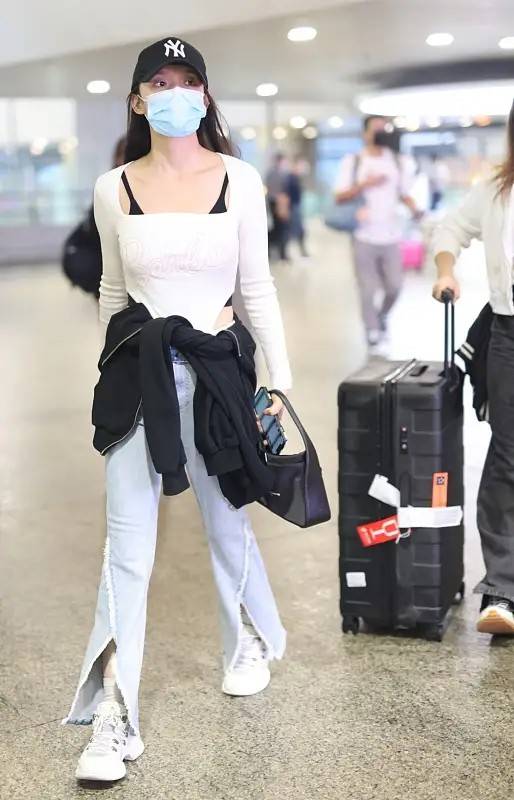 身材 服了林允的“迷”之衣品！穿羽绒服配贴身打底，还好气质撑住了