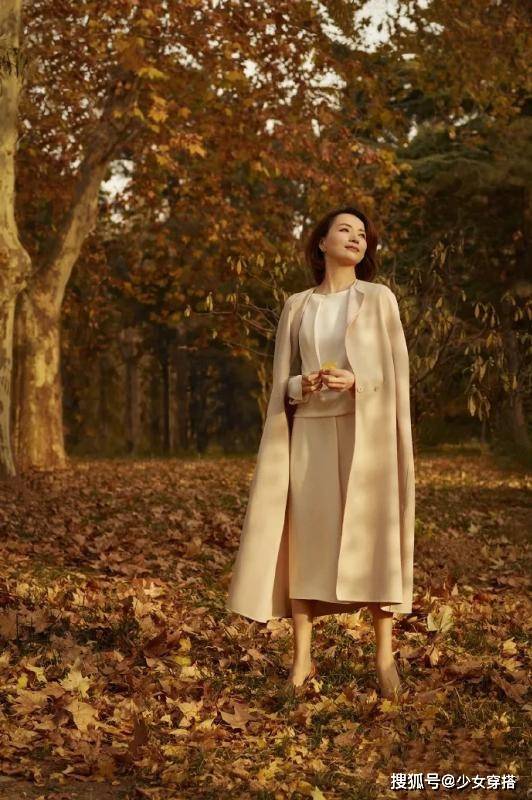 黑色 秋天怎么穿？用色彩打破秋天的萧瑟，穿出温暖与明媚，减龄又好看