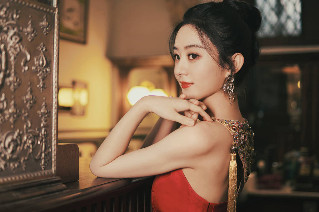 网友赵丽颖34岁庆生照曝光，一身复古造型画风可爱，歪头浅笑甜美依旧