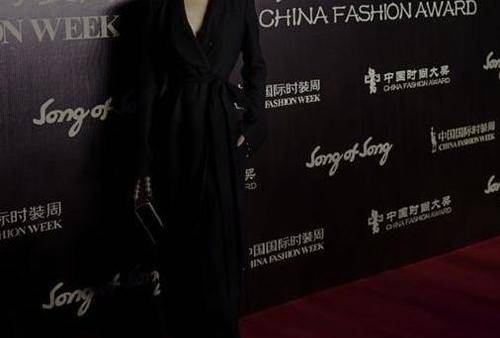 黑色 刘翔前妻葛天真敢穿，穿黑色开叉西装裙，白皙肤色好身材一目了然