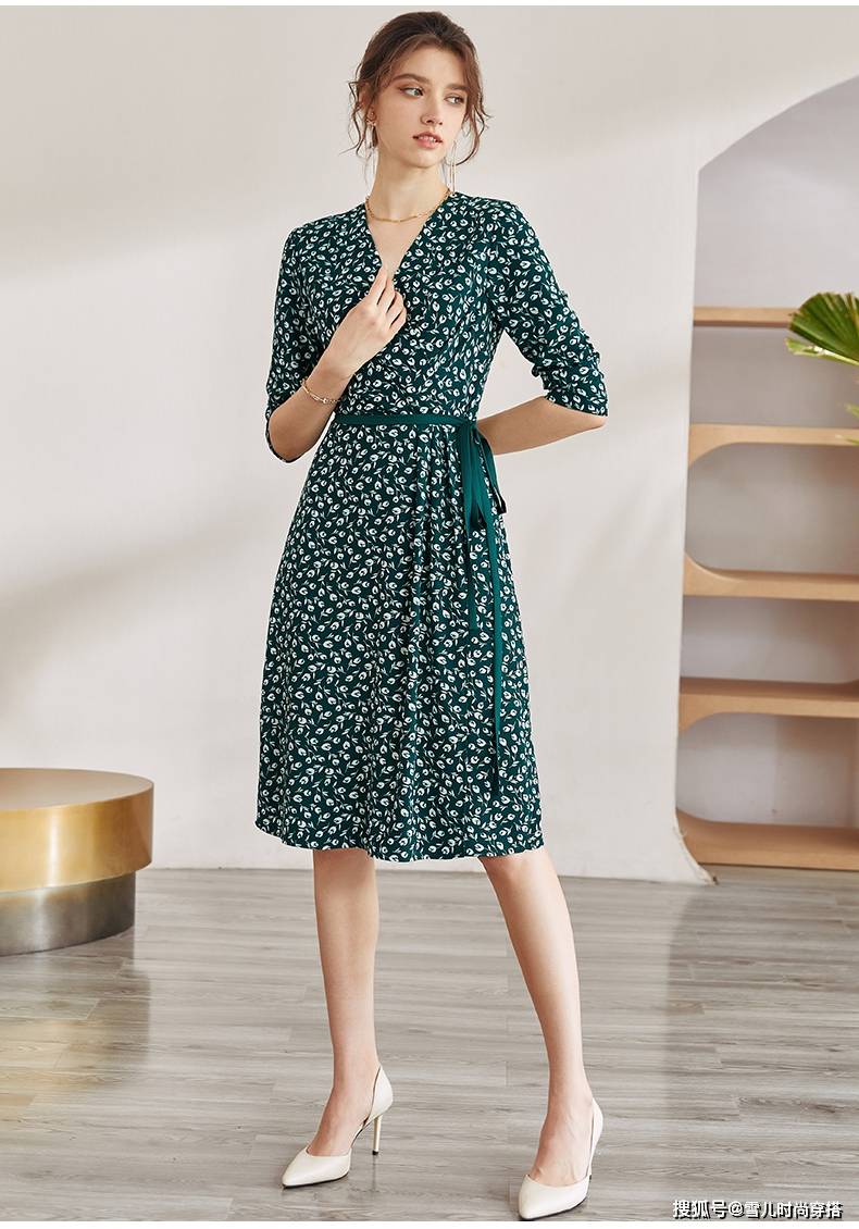 美得 早秋外套里搭配印花裙瞬间就很出彩，美得轻轻松松，赢得毫不在意