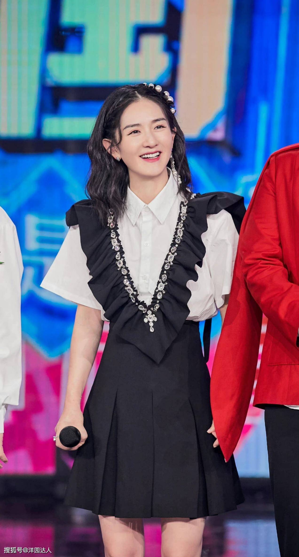 元素 谢娜生娃后更少女了，衬衫搭配背带裙，轻松回到学生时代上热搜