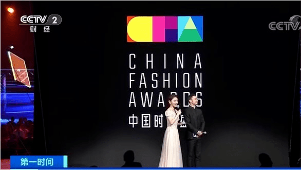 龙洋 龙洋接棒董卿主持太成功！穿蕾丝长裙闪耀全场，面对董卿都不逊色