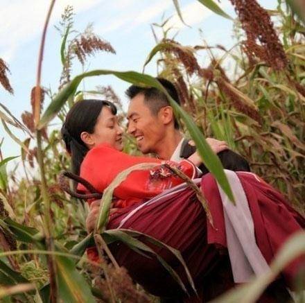 要求|当年，40岁的周迅在《红高粱》里面演19岁的九儿，和朱亚文对戏，太拼了