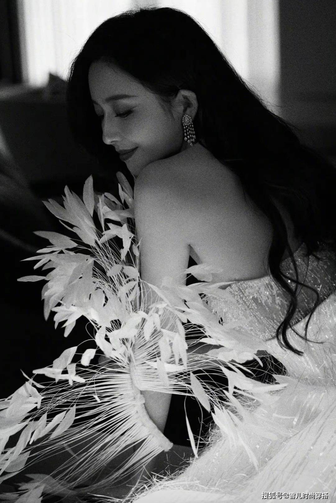 设计 董璇和佟丽娅同框犹如“黑白天鹅”,一个性感冷艳一个氛围感十足