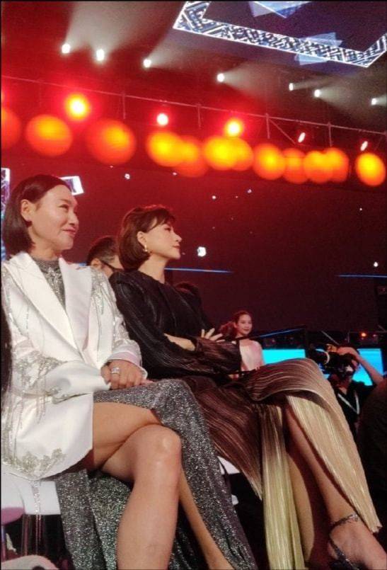 盛典 在时尚盛典拍到董卿，穿开叉裙稳坐中心位，连模糊照都这么优雅！