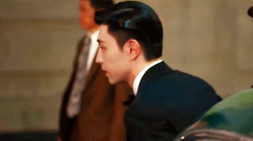 因为|倪妮新片首发预告，搭档邓伦上演“跨时空”爱恋，大街上深情拥吻