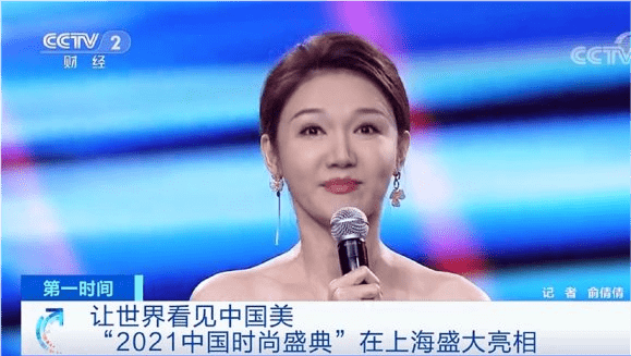 龙洋 龙洋接棒董卿主持太成功！穿蕾丝长裙闪耀全场，面对董卿都不逊色