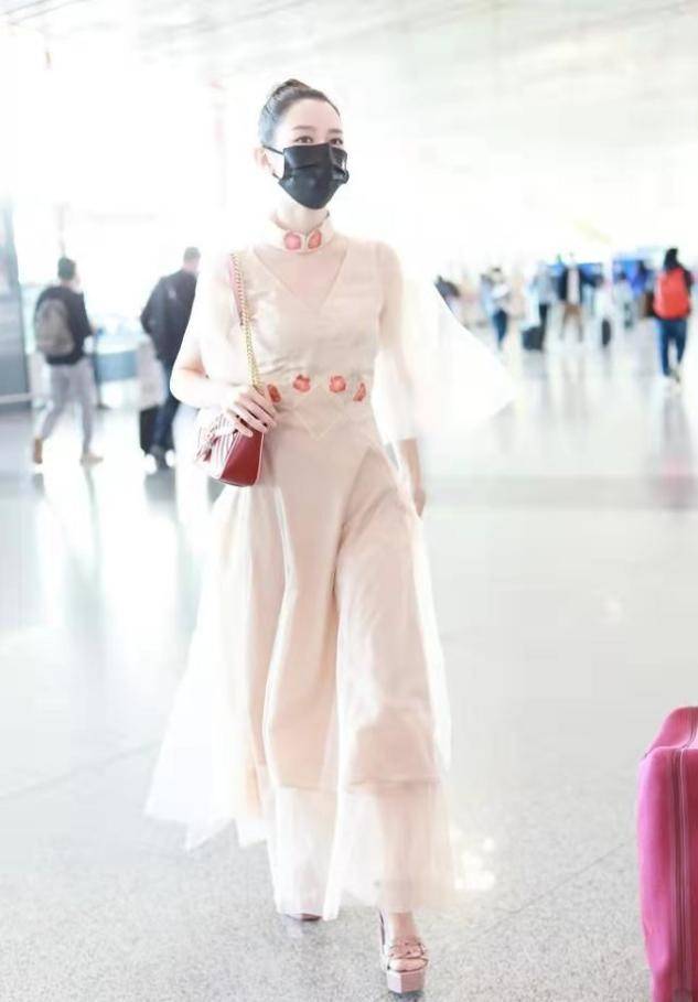 高跟 吉娜走机场也太端着了，一袭薄纱裙和旁人格格不入，隆重过头了