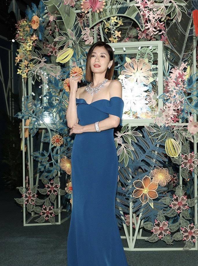 设计 贾静雯难逃发福，穿蓝色抹胸裙秀身材，转身瞬间却暴露“妈妈肚”