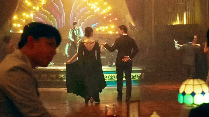 因为|倪妮新片首发预告，搭档邓伦上演“跨时空”爱恋，大街上深情拥吻