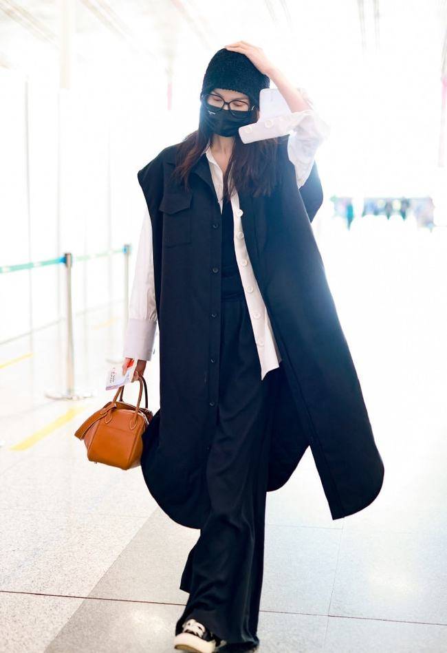 麻袋 超模何穗走机场超有范,身穿黑色长衫像披“麻袋”,果然有颜任性内搭打底衫西