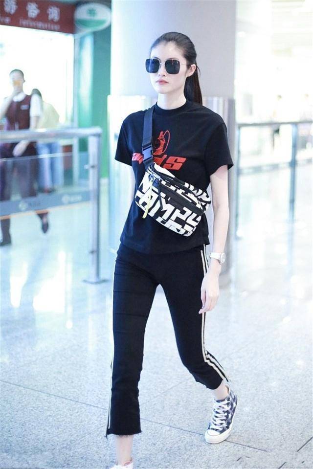 那何 何穗这腿是有多长？九分裤竟穿出七分裤既视感，大长腿真的好吸睛