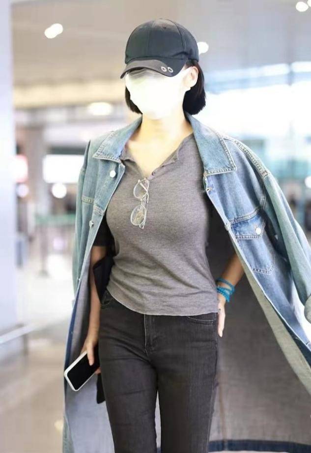 设计 纯欲风算是被许晴玩明白了!一身牛仔看似休闲,针织小衫才是关键