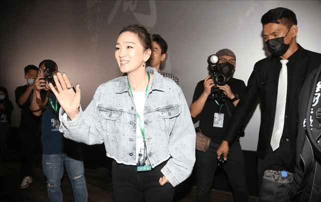 魅力 20多年前的巩俐也挺摩登，短发样子挺罕见，牛仔夹克穿得潇洒帅气