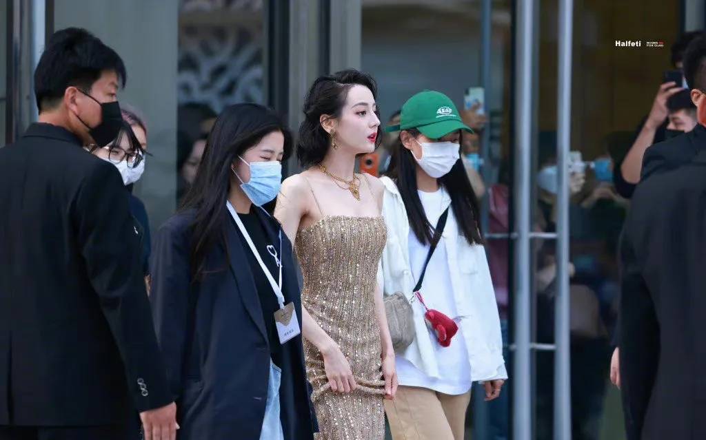 活动 “完颜女神”热巴参加活动,颜值身材双满分,裙子上镶满了钻石