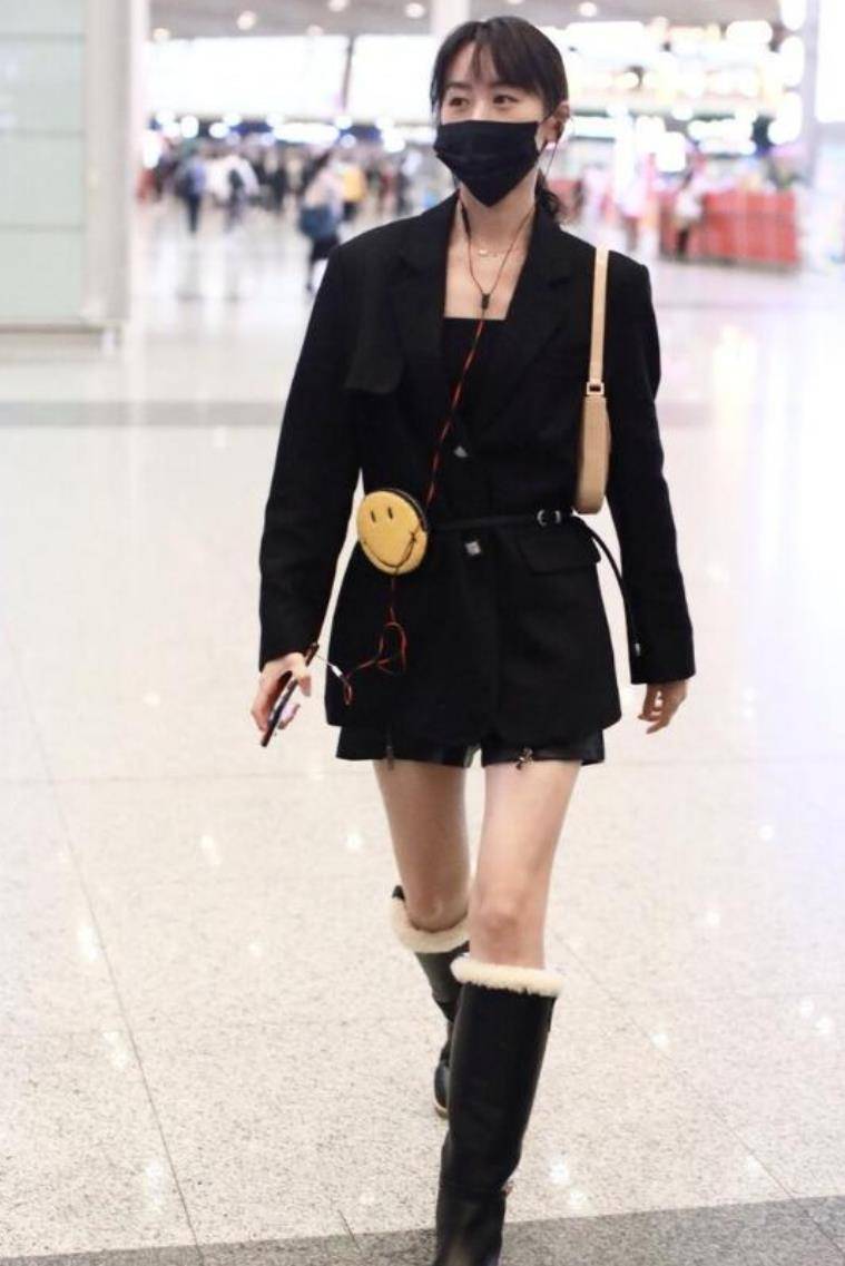 袁冰妍 袁冰妍穿少女装现身机场,穿过膝长靴秀美腿,背LV挎包却有点俗气