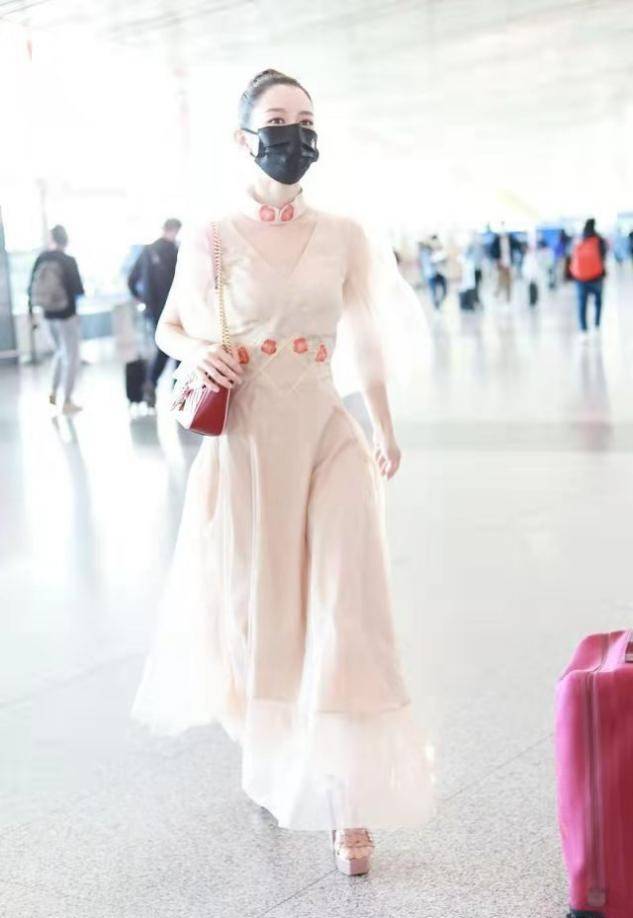 高跟 吉娜走机场也太端着了，一袭薄纱裙和旁人格格不入，隆重过头了