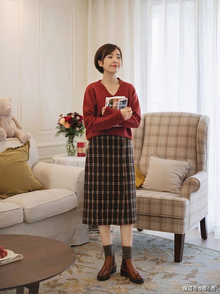 in 多穿“半身裙”，搭配西装、针织衫时尚又优雅，秋季的最in存在