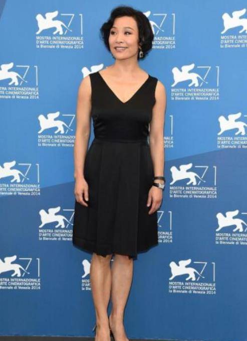 身材 陈冲都是奶奶辈的人了，依然穿无袖裙大秀身材，韵味感不输当年