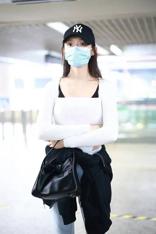 身材 服了林允的“迷”之衣品！穿羽绒服配贴身打底，还好气质撑住了