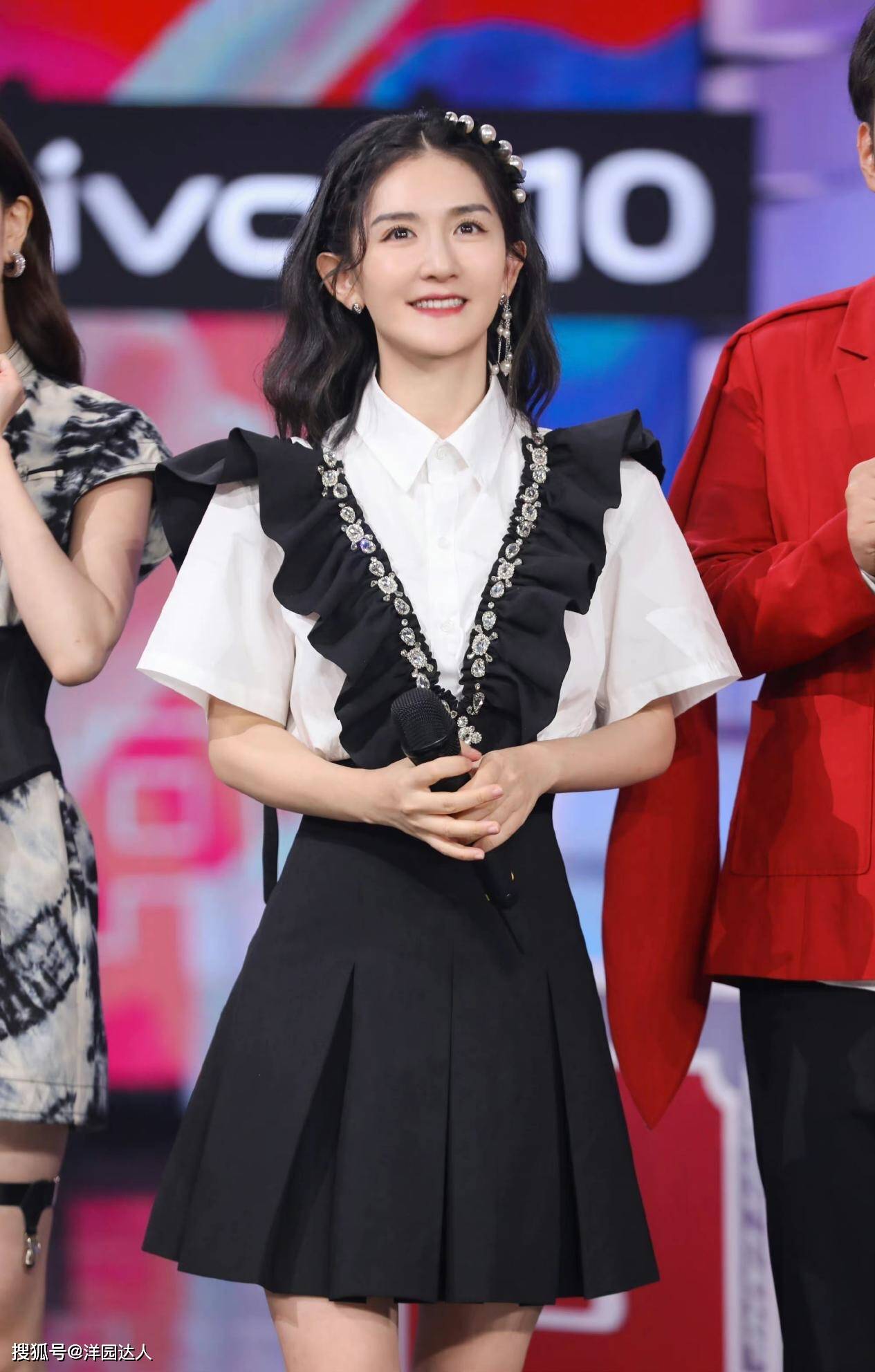 元素 谢娜生娃后更少女了，衬衫搭配背带裙，轻松回到学生时代上热搜
