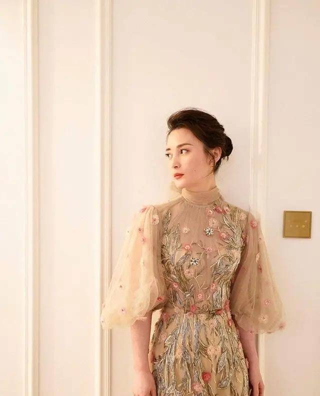 领口处 蒋勤勤放飞自我，穿那么紧的蕾丝裙就算了，胸前还扯三个洞看不懂