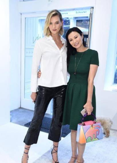 裙子 邓文迪气质太好了，穿绿色连衣裙亮相，站在欧美模特旁也不逊色